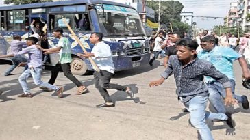 রাজধানীতে বিএনপি-আওয়ামীলীগ ধাওয়া পাল্টা-ধাওয়া, আহত শতাধিক