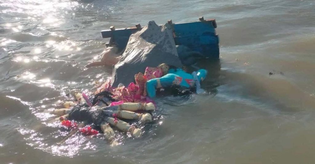 প্রতিমা বিসর্জনের মধ্য দিয়ে দুর্গোৎসবের সমাপ্তি