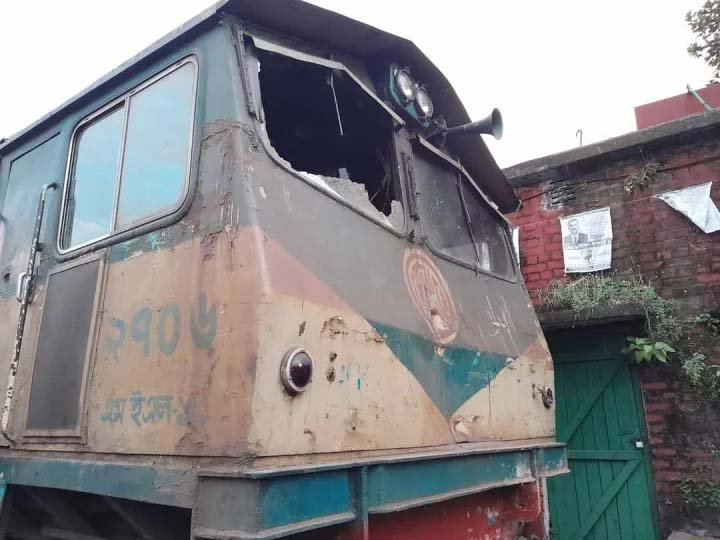 ট্রেনে পাথর নিক্ষেপ, দুই চালক আহত