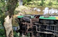 বাস খাদে পড়ে চাচা-ভাতিজি নিহত
