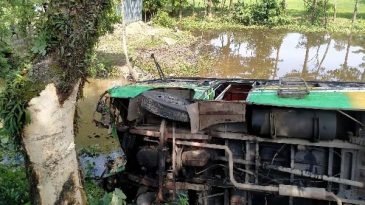 বাস খাদে পড়ে চাচা-ভাতিজি নিহত