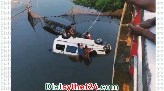 নিয়ন্ত্রণ হারিয়ে মাইক্রোবাস খাদে, চালকসহ নিহত ২