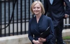 পদত্যাগ করলেন লিজ ট্রাস