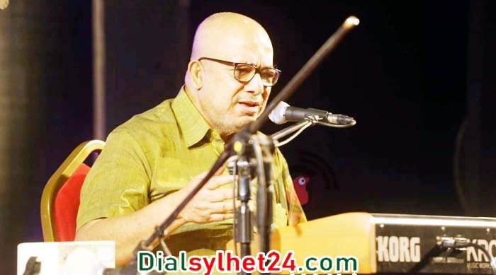 কবীর সুমনের সুরের মূর্ছনায় মুগ্ধ ঢাকার শ্রোতারা