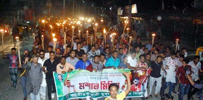 সিলেটে যুবদল-ছাত্রদলের মশাল মিছিল, মকসুদের মুক্তি দাবি