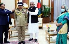 প্রধানমন্ত্রীর উপস্থিতিতে র‌্যাংক ব্যাজ পরলেন আইজিপি