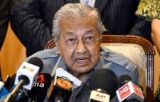 জাতীয় নির্বাচনে লড়বেন ৯৭ বছর বয়সী মাহাথির