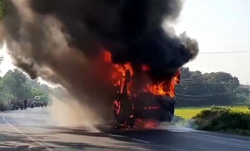 যাত্রীবাহী বাসের ধাক্কায় বিজিবি সদস্য নিহত, বাসে আগুন