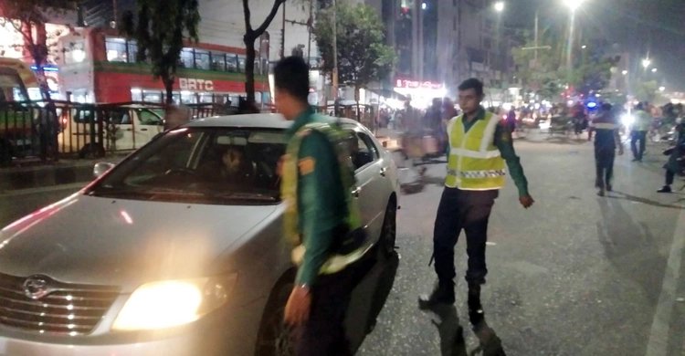 দুই জঙ্গি ছিনতাই: ঢাকা কলেজ-বাটা সিগন্যাল সড়কে কঠোর তল্লাশি