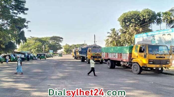 সিলেটে পণ্যবাহী পরিবহন ধর্মঘট চলছে