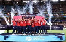 পাকিস্তানকে হারিয়ে টি-টোয়েন্টির বিশ্বচ্যাম্পিয়ন ইংল্যান্ড