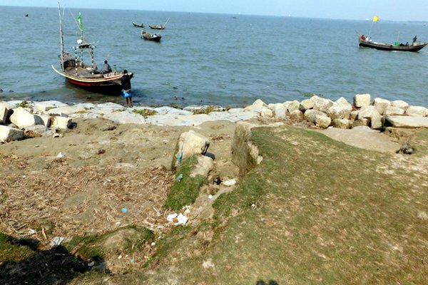 মনু নদীর ভাঙন রক্ষা প্রকল্প কাজ বন্ধ