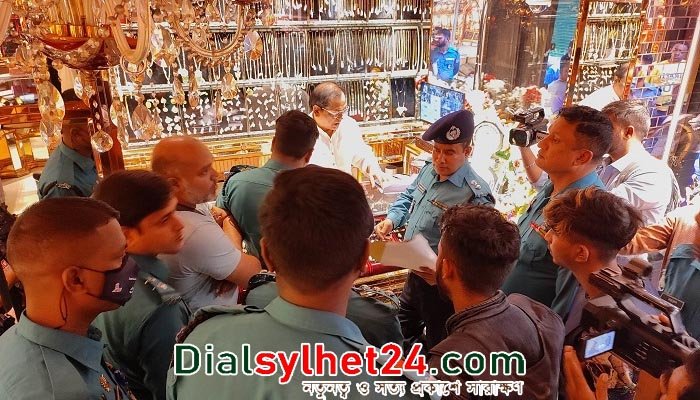 সাংবাদিকদের কাছে হক মার্কেটের ব্যবসায়ীদের দুঃখ প্রকাশ