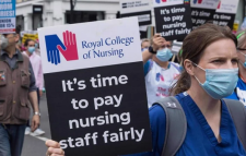 ব্রিটেনে বেতন বৃদ্ধির দাবিতে ১০৬ বছরে প্রথম ধর্মঘট নার্সদের