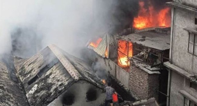 রাজধানীর চকবাজারে অগ্নিকাণ্ডে ক্ষতি কয়েক কোটি টাকা