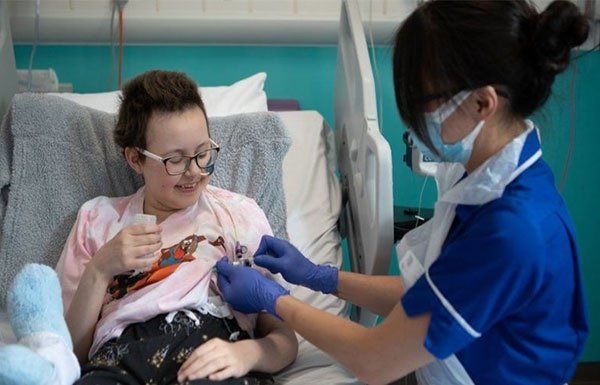 নতুন চিকিৎসায় ক্যানসার মুক্ত হলো কিশোরী