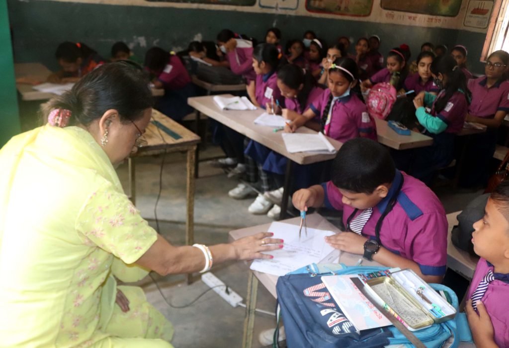 মৌলভীবাজারে স্কুলে স্কুলে গিয়ে শিক্ষার্থীদের শিখিয়ে দিচ্ছেন অঞ্জনা ঘোষ
