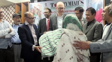 টমি মিয়া’স ইন্সটিটিউটের উদ্যোগে শীতবস্ত্র বিতরণ