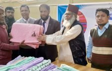 শীতার্তদের কম্বল বিতরণে মাওলানা হাবিব: ইবনেসিনা অসহায় মানুষের পাশে আছে
