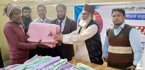শীতার্তদের কম্বল বিতরণে মাওলানা হাবিব: ইবনেসিনা অসহায় মানুষের পাশে আছে