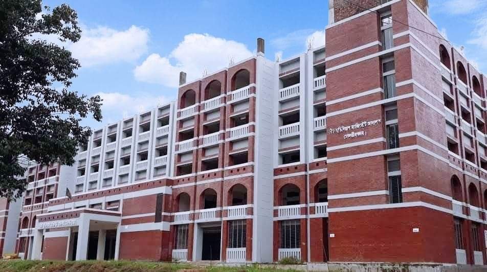 চীফ জুডিসিয়াল ম্যাজিস্ট্রেট আদালত সরকারি কোষাগারে ২৮ লাখ টাকা জমা দিল