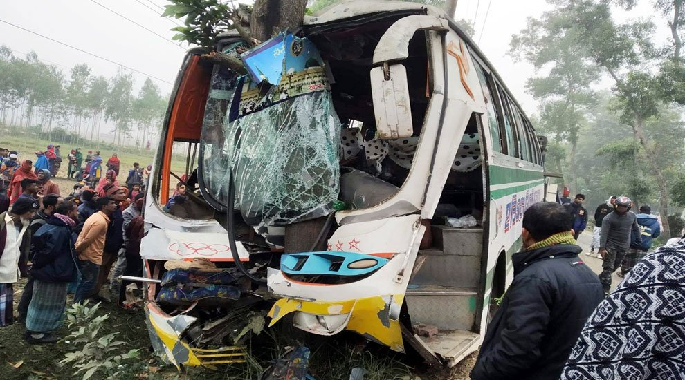 সিলেটগামী বাসটি নিয়ন্ত্রন হারিয়ে ২৫ জন আহত