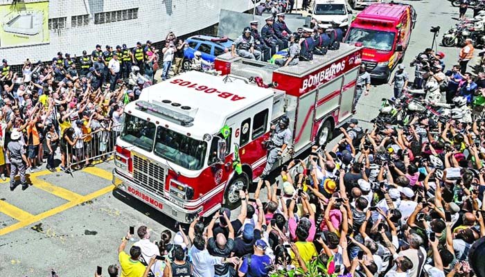 ফুটবলের রাজার রাজকীয় বিদায়