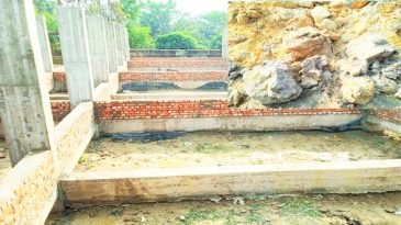 বড়লেখায় জামেয়া ইসলামিয়া দাখিল মাদ্রাসায় শিক্ষা প্রকৌশল অধিদপ্তরের বাস্তবায়নে নির্মাণাধীন চারতলা বিশিষ্ট একাডেমিক ভবনের পুকুরের মাটি দিয়ে ভরাট