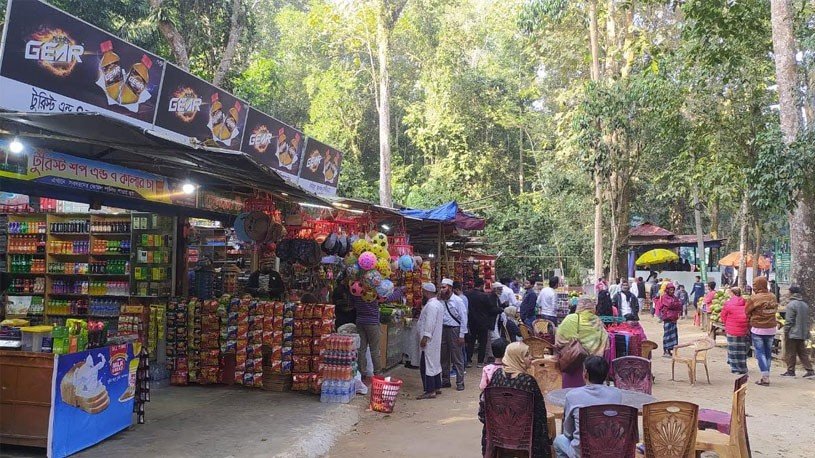 মৌলভীবাজারের লাউয়াছড়া সংরক্ষিত বনে অবৈধভাবে দোকান কোঠা নির্মান