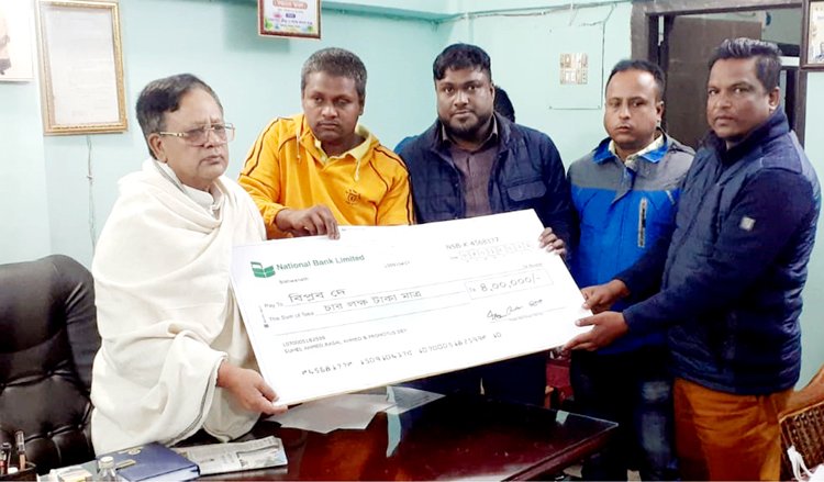 অন্ধ হওয়া ছাত্রলীগ নেতা বিপ্লবের চিকিৎসায় ৪ লাখ টাকার চেক প্রদান