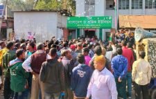 সাধারণ শ্রমিকদের চা শ্রমিক ইউনিয়নের কার্যালয় ঘেরাও