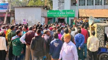 সাধারণ শ্রমিকদের চা শ্রমিক ইউনিয়নের কার্যালয় ঘেরাও