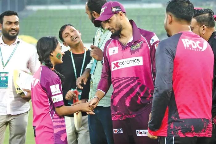 যে কারণে এখনো খেলে যাচ্ছেন মাশরাফি