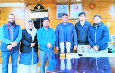 মৌলভীবাজার-চীফ জুডিসিয়াল ম্যাজিস্ট্রেট আদালত এর  দুই  বিচারক কে মধ্যে পুরুস্কার প্রদান