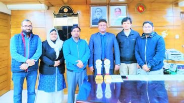 মৌলভীবাজার-চীফ জুডিসিয়াল ম্যাজিস্ট্রেট আদালত এর  দুই  বিচারক কে মধ্যে পুরুস্কার প্রদান