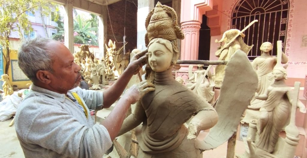 মৌলভীবাজারে চলছে প্রতিমা তৈরিতে শেষ মুহূতের প্রস্তুতি ব্যস্ত মৃৎশিল্পীরা