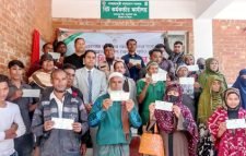 কমলগঞ্জে বনে নির্ভরশীলদের জীবিকায়নে চেক প্রদান