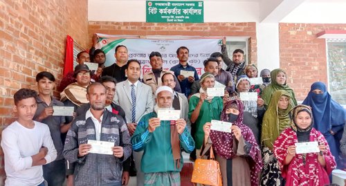 কমলগঞ্জে বনে নির্ভরশীলদের জীবিকায়নে চেক প্রদান