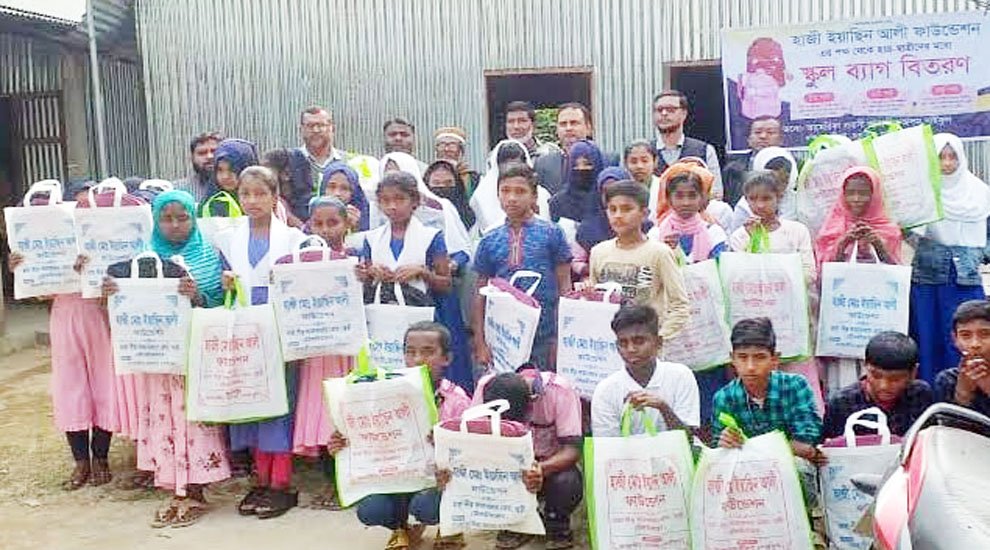 তিনটি বিদ্যালয়ে স্কুল ব্যাগ বিতরণ