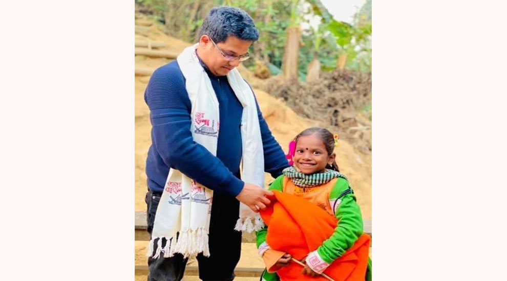 প্রধানমন্ত্রী শেখ হাসিনার পক্ষ থেকে শীতার্ত মানুষের মাঝে শীতবস্ত্র বিতরণ