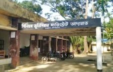 বড়লেখা আদালত প্রাঙ্গণে আসামীর মাথা ফাটিয়ে রক্তাক্ত করলেন বাদী : গ্রেফতার ২