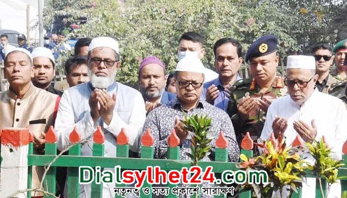 মিঠামইনে পারিবারিক কবরস্থানে রাষ্ট্রপতির মোনাজাত