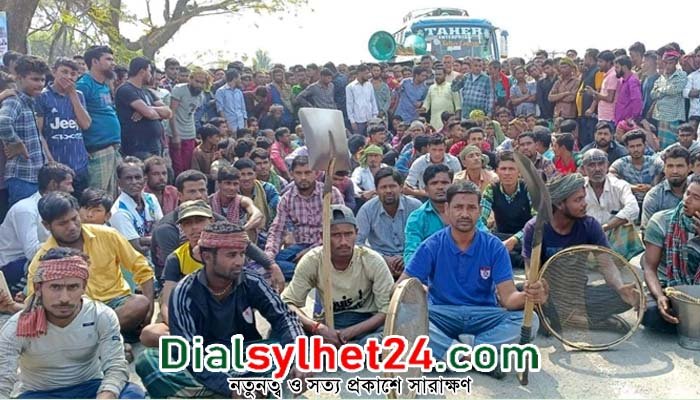 জাফলংয়ে পাথর শ্রমিকদের মহাসড়ক অবরোধ