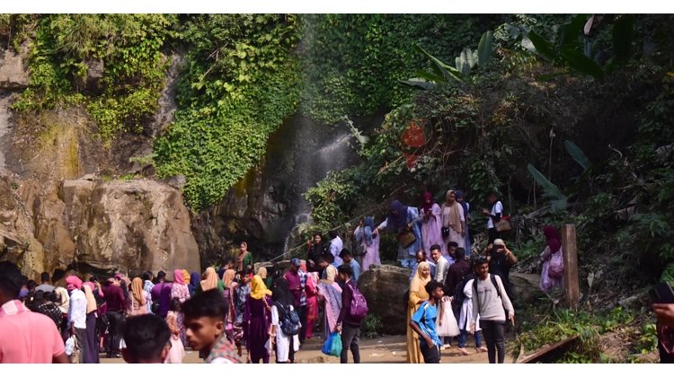 শীত কমতেই মাধবকুণ্ডে পর্যটকের ঢল