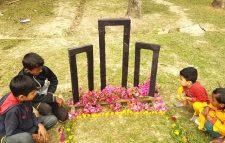 সুকান্ত পরিষদের ব্যতিক্রমিভাবে কাঠ ও কাপড় দিয়ে শহীদ মিনার তৈরী করে শ্রদ্ধা নিবেদন