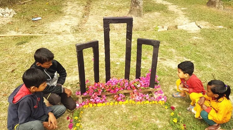 সুকান্ত পরিষদের ব্যতিক্রমিভাবে কাঠ ও কাপড় দিয়ে শহীদ মিনার তৈরী করে শ্রদ্ধা নিবেদন