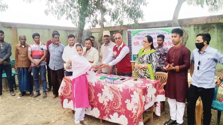 ভাষা দিবসে কমলগঞ্জে শিক্ষার্থীদের মাঝে স্কুল ড্রেস বিতরণ