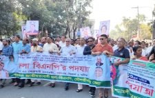 শ্রীলংকায় যেরকম মন্ত্রীদের ধরে ধরে মুরগী জবাই করেছে, সেরকম তাদের সাথেও বাংলাদেশের জনগন করে কি না। : বিএনপি চেয়ারপার্সনের উপদেষ্টা এনামুল হক চৌধুরী