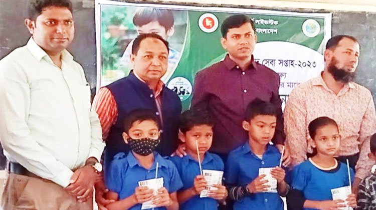 প্রাণিসম্পদ সেবা সপ্তাহে শিক্ষার্থীদের মাঝে দুধ ডিম বিতরণ