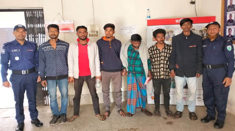 পৃথক অভিযানে ৩০০ লিটার মদ ও ইয়াবাসহ গ্রেপ্তার ৫